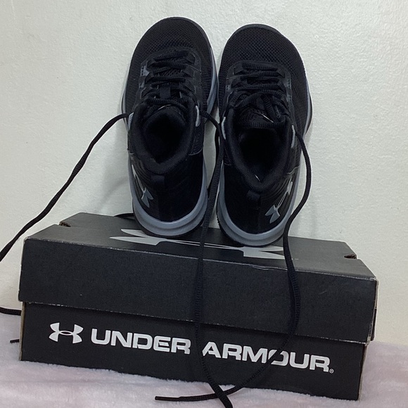 Under Armour Jet Black Basketball Shoes Sneakers Size 13.5K - Picture 2 of 4